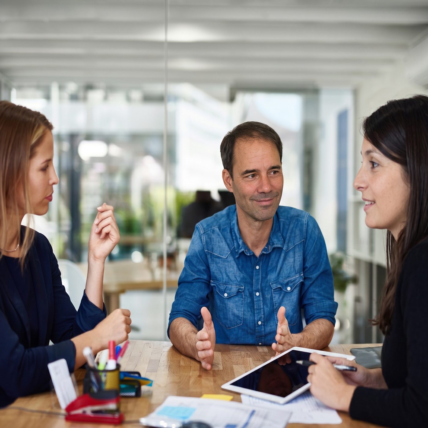 Daniel Pagès en una reunión de trabajo con el equipo de una startup